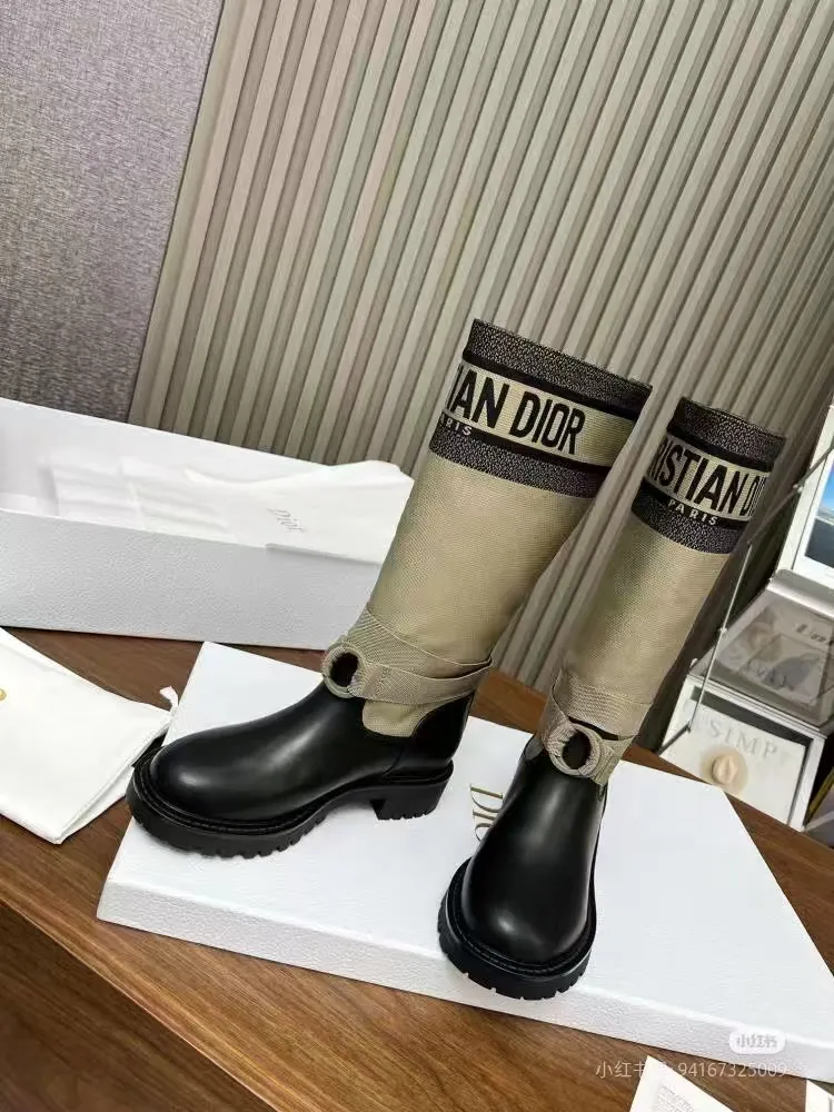 👟👟Ex-factory price 600👟👟, Dior embroidered graffiti boots, regardless of season or outfit, can be easily worn in various occasions. Putting on this pair of Dior embroidered boots is like stepping into a fashion universe full of art. This pair of boots was born in the 2013 autumn and winter series. It breaks the rules and does not follow the trend of pursuing gorgeousness. Instead, it tells the brand's dedication to quality with a low-key and deep luster. The square toe design abandons the sharp edge and adds a bit of mature and stable temperament. Whether it is paired with an elegant long skirt or a smart trousers, it can be easily controlled without any sense of violation.   The most eye-catching thing is the exquisite embroidery on the boots. Every stitch and thread is the hard work of craftsmen, and it is the perfect fusion of traditional craftsmanship and modern design. These embroideries are not simple decorations, but lively stories that slowly unfold on the uppers of the boots, giving these boots a unique soul. Wearing it, you are not only showing your fashion sense, but also demonstrating your ultimate pursuit of quality of life. Every step you take shows Dior's unique elegance and confidence.  Material: First-layer cowhide + sheepskin lining + rubber non-slip outsole Number of yards: 35-40 yards Color: black apricot